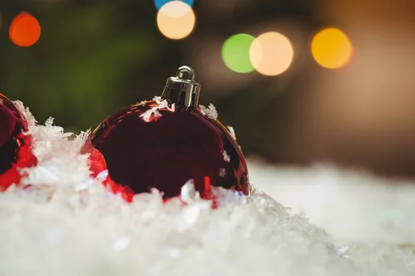 Bugigangas de Natal em neve — Fotografia de Stock