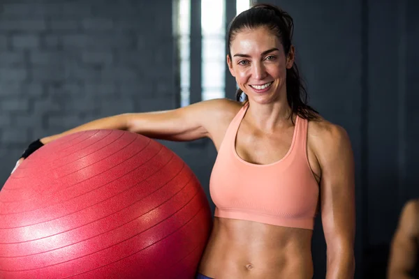 Hezká žena účetní fitness míč — Stock fotografie