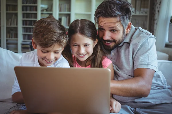 Pai com crianças usando laptop — Fotografia de Stock