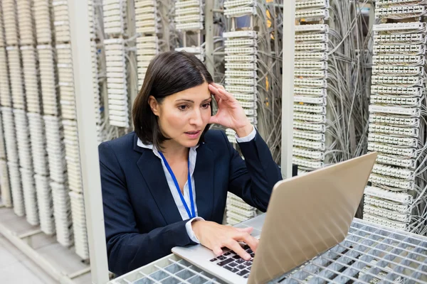 Tekniker med laptop — Stockfoto