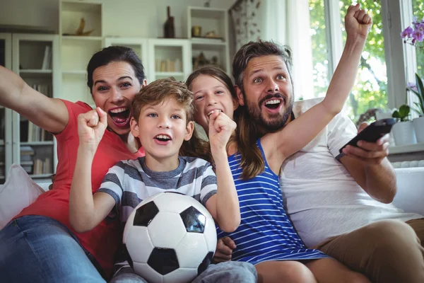 Enthousiast familie kijken voetbalwedstrijd — Stockfoto