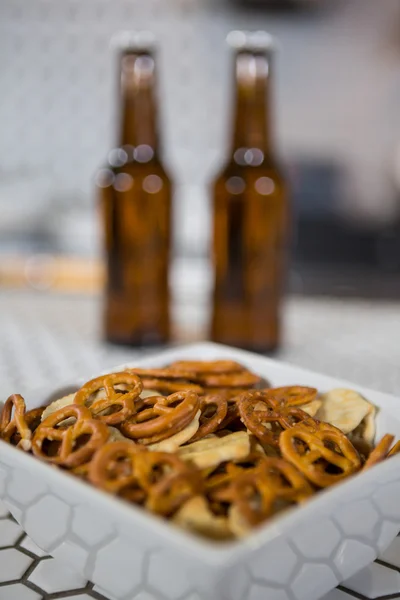 Skål för snacks på bardisk — Stockfoto