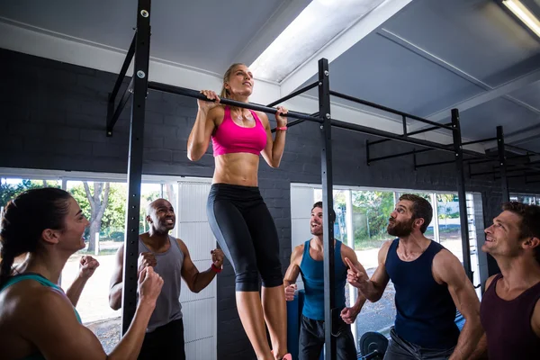 Femme faisant des chin-ups — Photo