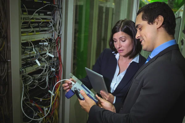 Technicians using digital cable analyzer — Stock fotografie