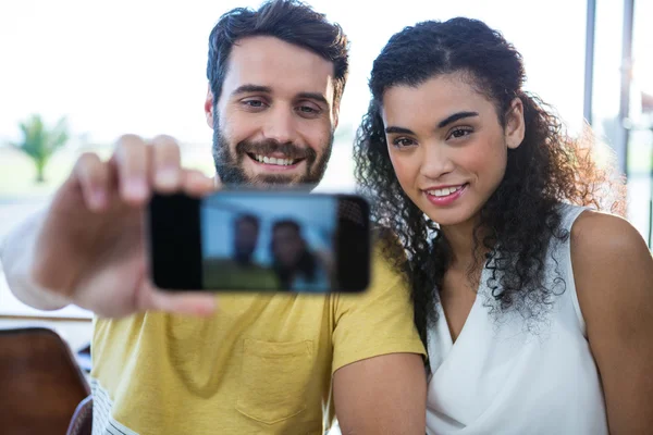 Lachende paar nemen een selfie — Stockfoto