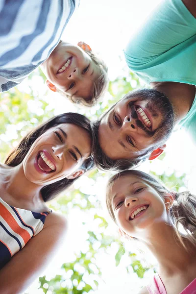 Familie schmiegt sich eng an den Himmel — Stockfoto