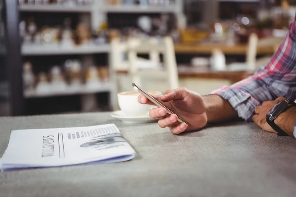 Hand van man met mobiele telefoon — Stockfoto