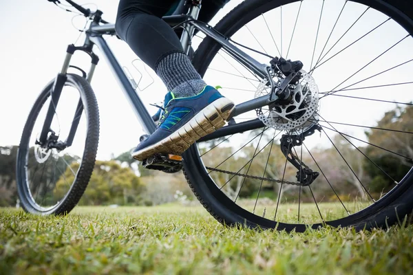 Male mountain biker riding bicycle — Stock Photo, Image