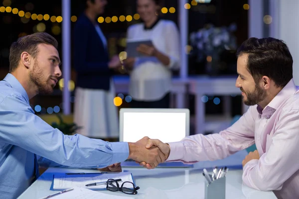 Uomini d'affari che si stringono la mano in sala conferenze — Foto Stock