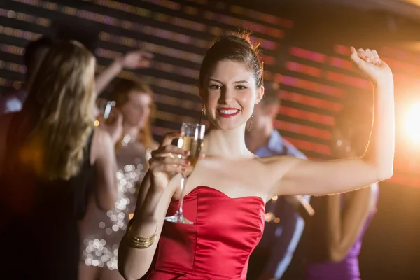 Frau mit einem Glas Champagner — Stockfoto