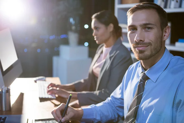 Imprenditori che lavorano in ufficio — Foto Stock