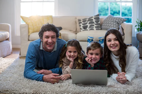 Retrato de familia usando laptop — Foto de Stock