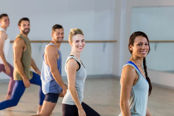 Fitness team utför stretching övning — Stockfoto