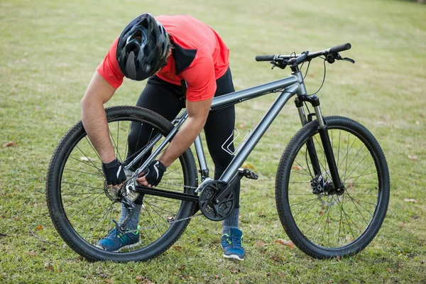Férfi mountain bike a kerékpár lánc rögzítő — Stock Fotó