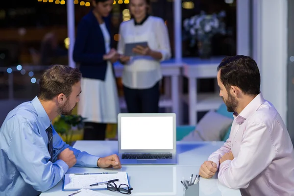 Empresários trabalhando no laptop na sala de conferências — Fotografia de Stock