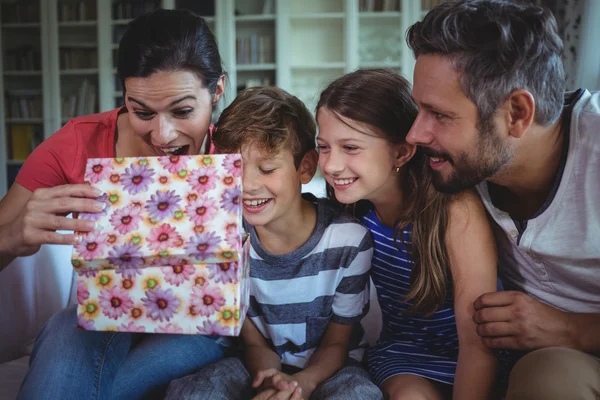 Familia abriendo el regalo sorpresa —  Fotos de Stock