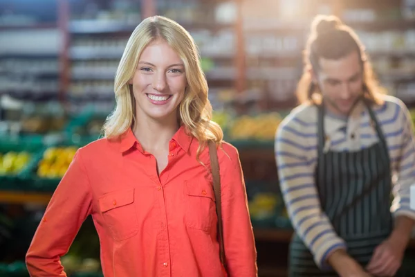 Wanita tersenyum di supermarket — Stok Foto