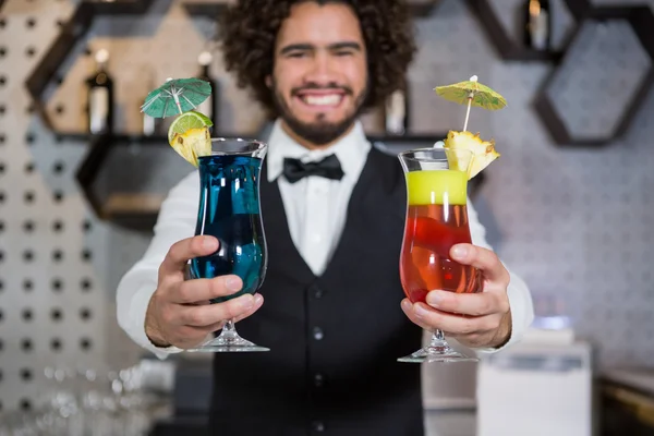 Cantinero sosteniendo dos copas de cóctel — Foto de Stock