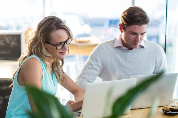 Man en vrouw met behulp van de laptop tijdens vergadering — Stockfoto