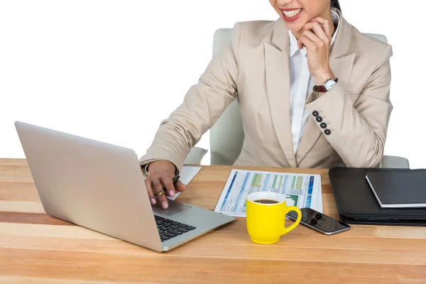 Geschäftsfrau arbeitet an ihrem Schreibtisch im Büro — Stockfoto