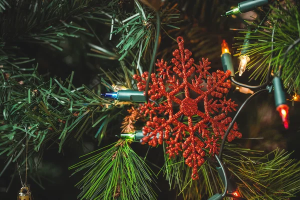 スノーフレーク クリスマス ツリーに掛かっています。 — ストック写真