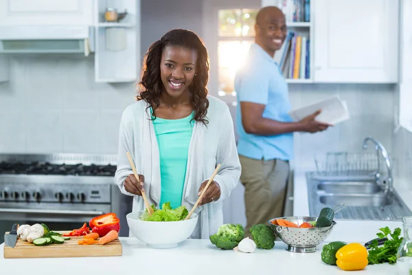 Donna che prepara il cibo — Foto Stock