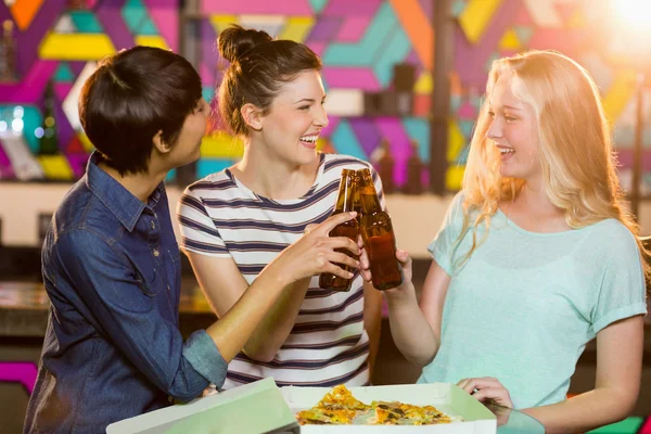 Drie vriendinnen roosteren flessen bier — Stockfoto