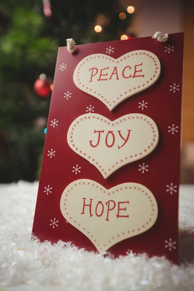 Рождественская этикетка с массажем мира, радости и надежды — стоковое фото