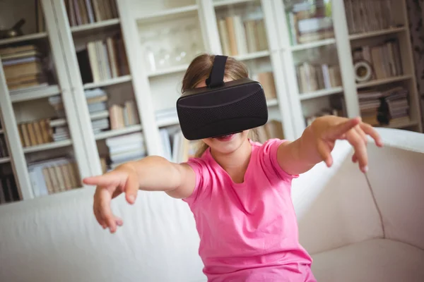 Menina olhando através de fone de ouvido realidade virtual — Fotografia de Stock