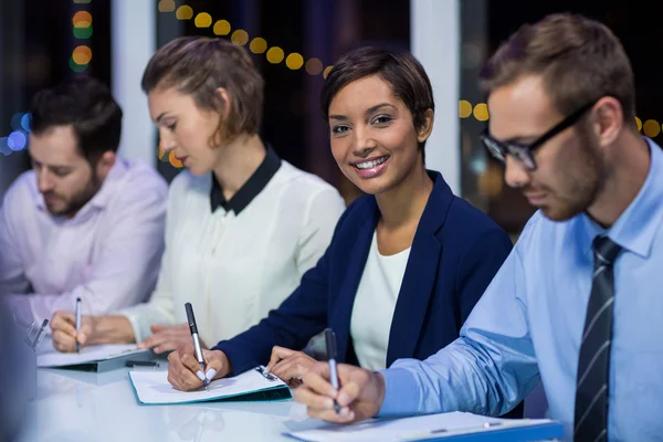 Gente de negocios preparando documento en la oficina — Foto de Stock