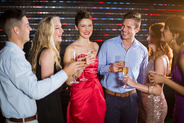 Vänner som har glas champagne — Stockfoto