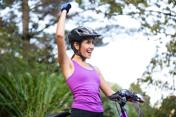 Mujer ciclista de pie con bicicleta de montaña —  Fotos de Stock