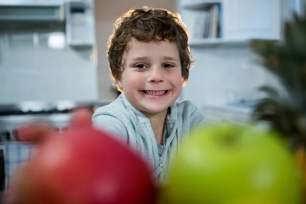 Niño feliz en la cocina —  Fotos de Stock