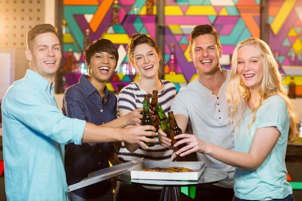 Gruppe von Freunden prostet Flasche Bier zu — Stockfoto