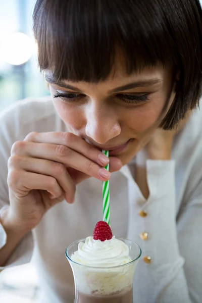 Γυναίκα, πόσιμο milkshake με ένα Καλαμάκι — Φωτογραφία Αρχείου