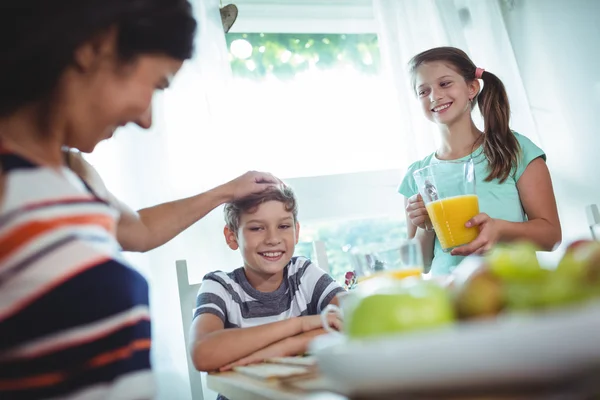 Famille souriante prenant un petit déjeuner — Photo