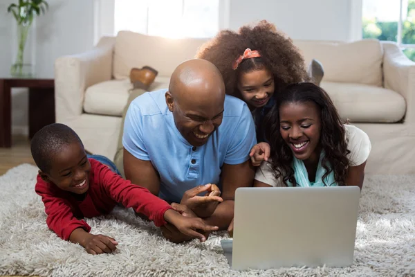 Šťastná rodina, pomocí přenosného počítače — Stock fotografie