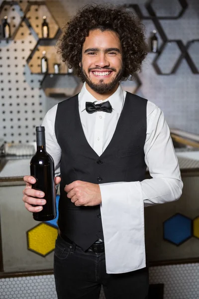 Barman portie fles wijn — Stockfoto
