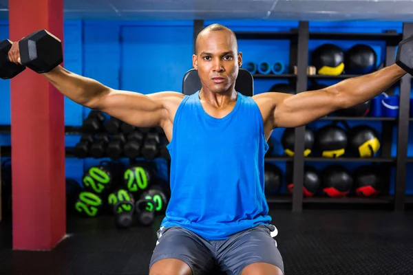 Deportista masculino determinado haciendo ejercicio con pesas — Foto de Stock