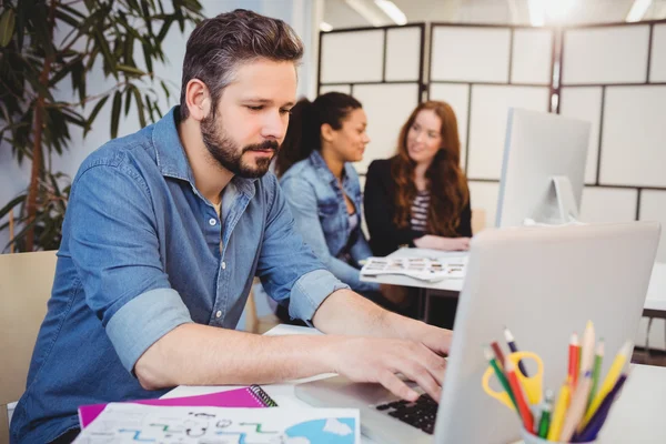 Biznesmen korzystający z laptopa — Zdjęcie stockowe