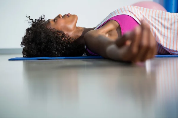 Mujer en postura de cadáver de yoga — Foto de Stock