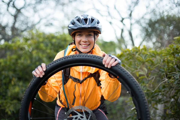 Kadın motorcu tamir dağ bisikleti — Stok fotoğraf