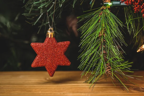 特写镜头的圣诞星挂在树上 — 图库照片