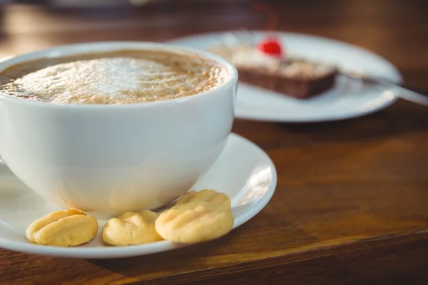 Cappuccino avec biscuits sur la table — Photo