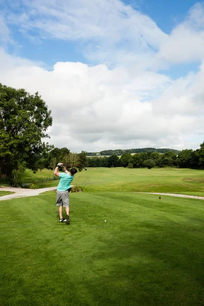 Вид ззаду чоловіка, що грає в гольф — стокове фото