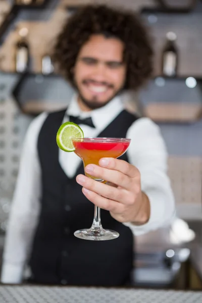 Cantinero sosteniendo vaso de cóctel — Foto de Stock