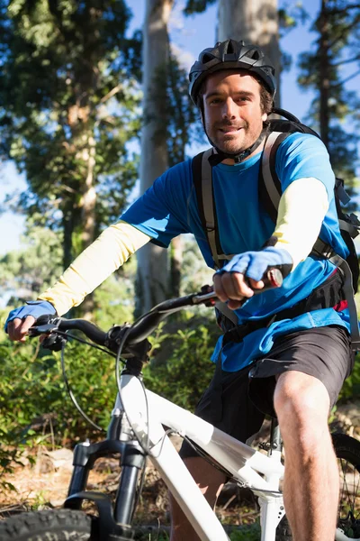 Портрет чоловічого гірського байкера з велосипедом — стокове фото