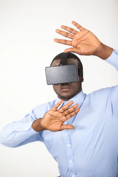 Hombre usando auriculares de realidad virtual —  Fotos de Stock