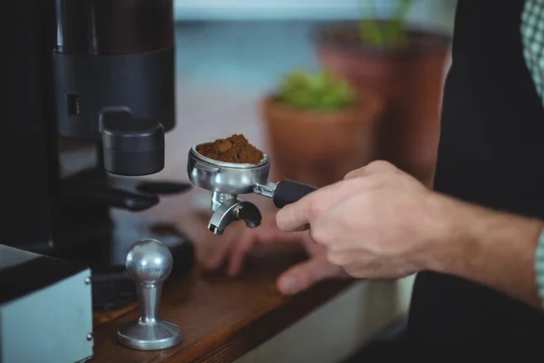 Číšník drží portafilter plné kávy — Stock fotografie