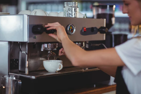 Serveuse faisant une tasse de café — Photo